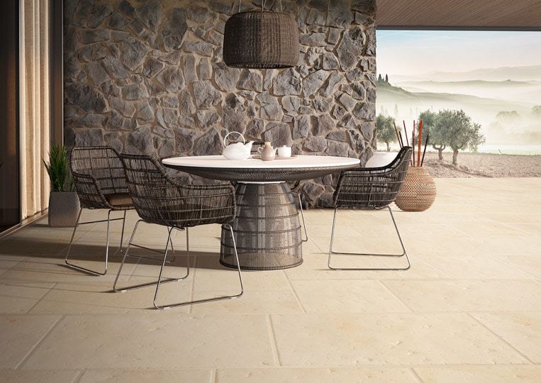 terasse extérieure en pierre de parement acl romano sable et table à manger
