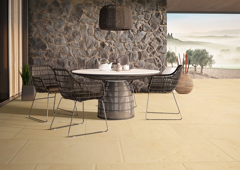 terasse en pierre de parement acl romano sable et table à manger