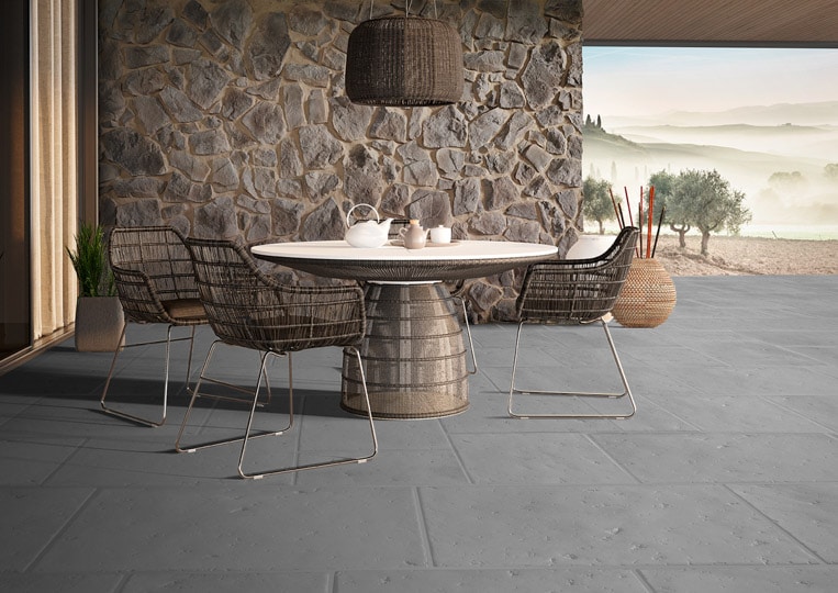 terasse en pierre de parement acl romano gris et table à manger