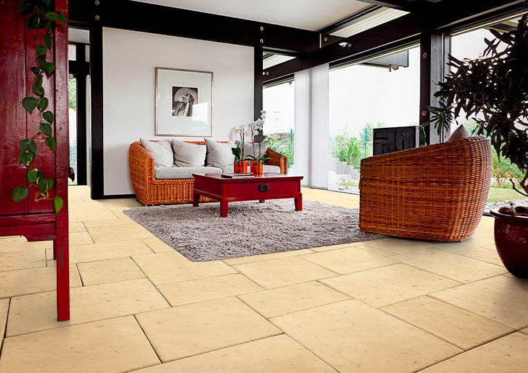 salon avec un dallage en pierre de parement acl romano sable