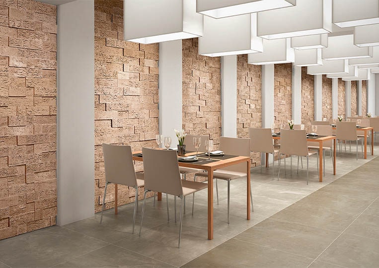 Intérieur de restaurant avec un pant mur en pierre de parement acl stone cork clair