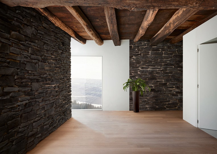 Intérieur d'une pièce avec des murs en pierre de parement acl teira anthracite