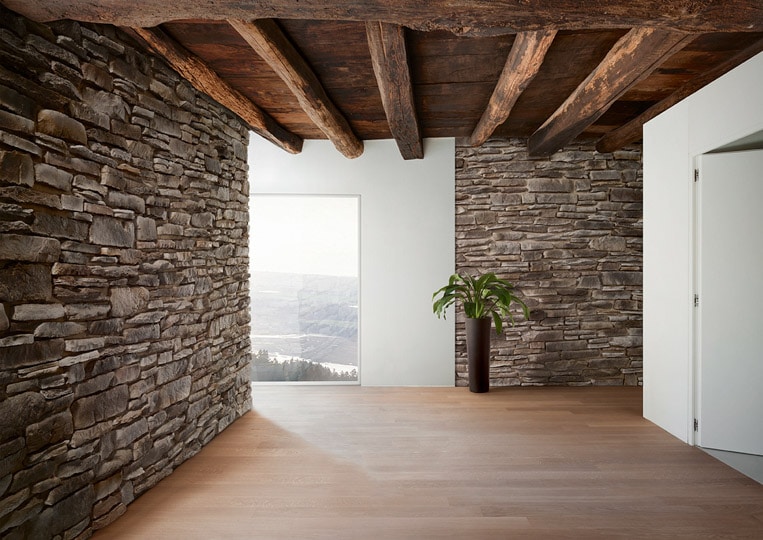 Intérieur d'une pièce avec des murs en pierre de parement acl teira gris