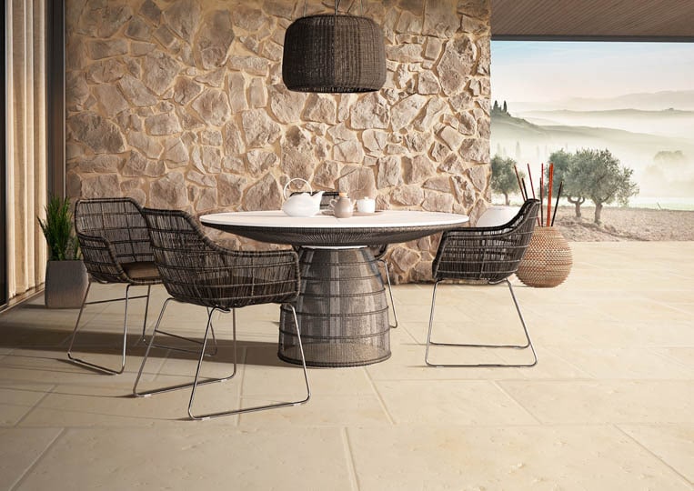 Terasse avec table à manger et pant de mur en pierre de parement acl vénus sable