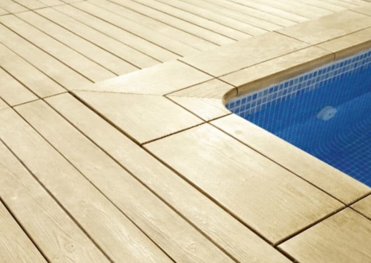 Bord de piscine en pierre reconstituée acl madeira deck classic couleur sable