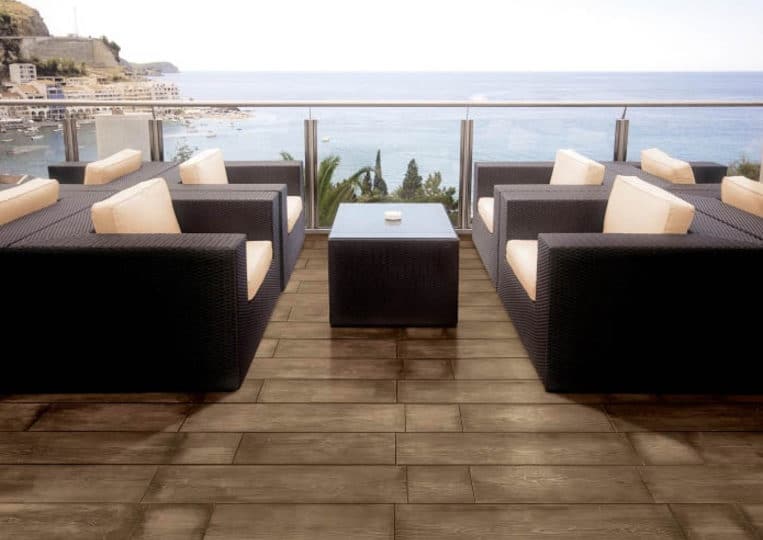 Terasse extérieure vue sur mer avec meubles de jardin et un sol imitation bois couleur café acl madeira deck soalho