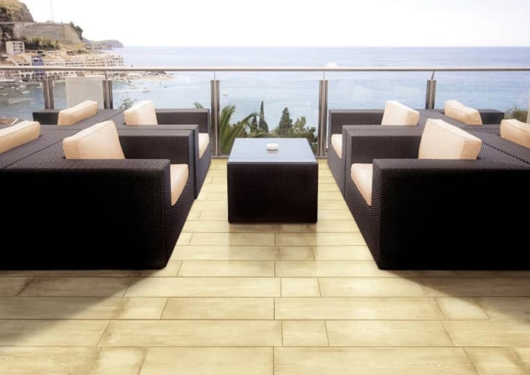 Terasse extérieure vue sur mer avec meubles de jardin et un sol imitation bois couleur sable acl madeira deck soalho