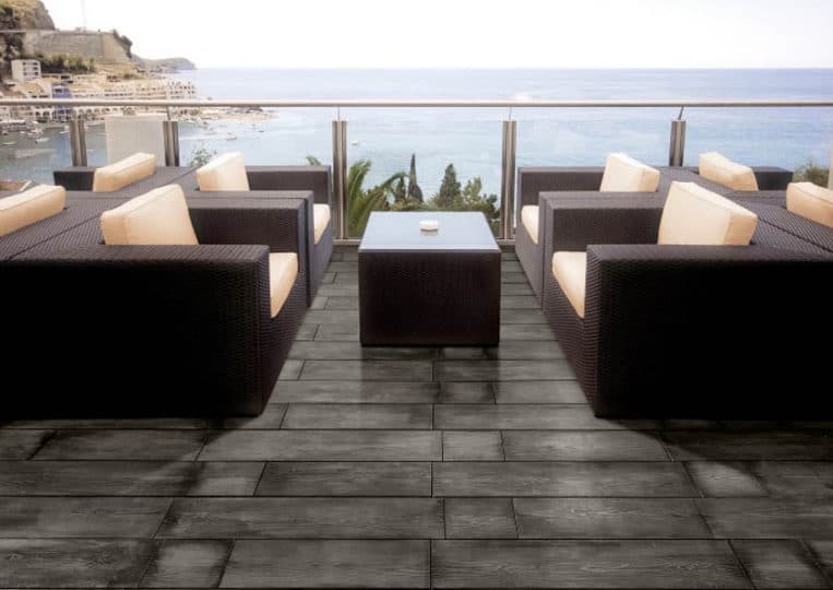 Terasse extérieure vue sur mer avec meubles de jardin et un sol imitation bois couleur anthracite acl madeira deck soalho