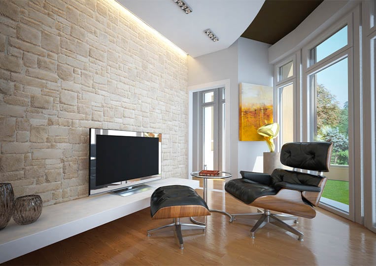 Salon moderne avec un pant de mur en pierre reconstituée couleur clair granada pietre d'arredo