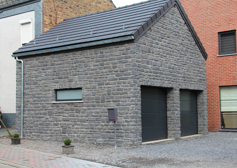 Garage construit en pierre reconstituée couleur bleu granada pietre d'arredo