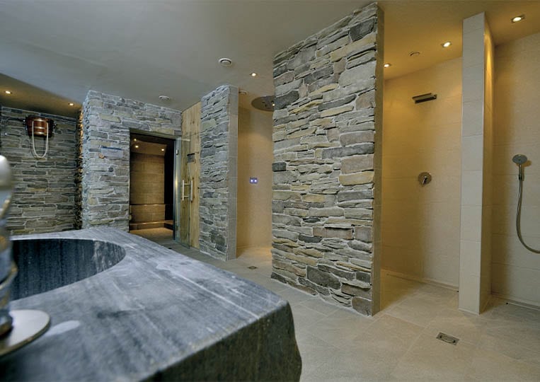 Salle de bain avec des pants de murs en pierre reconstituée pietre d'arredo lokon
