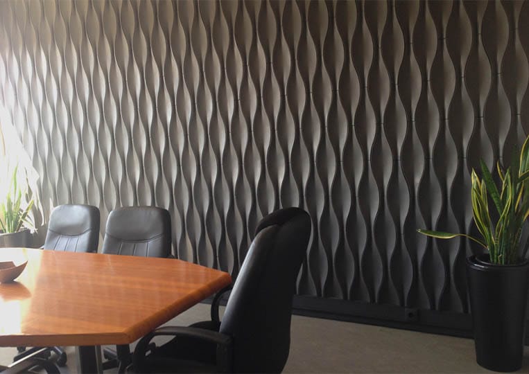 salle de réunion avec un pant de mur en pierre reconstituée couleur noir acl leaf
