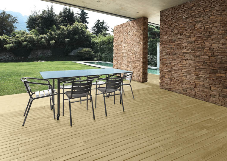 Terasse extérieure couverte avec table à manger et un sol imitation parquet sable acl madeira deck classic