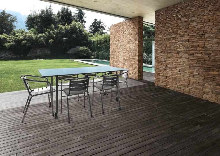Terasse extérieure couverte avec table à manger et un sol imitation parquet anthracite acl madeira deck classic