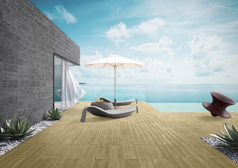 Terasse extérieure avec transat, parasol et vue sur mer avec un sol imitation parquet sable acl madeira deck classic