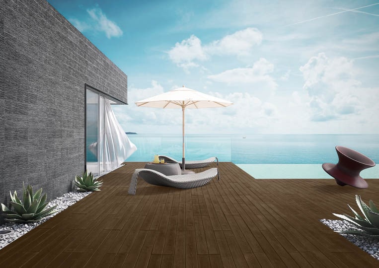 Terasse extérieure avec transat, parasol et vue sur mer avec un sol imitation parquet café foncé acl madeira deck classic