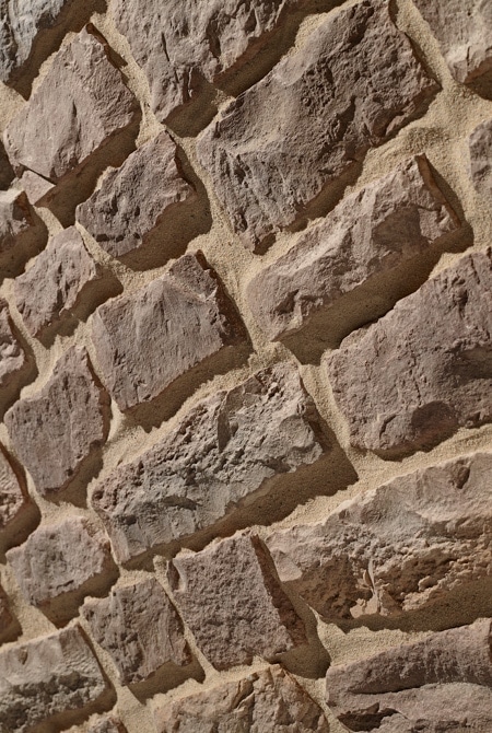 Contre plongée d'un mur en pierre reconstituée acl marte