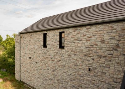 Mur de maison en pierre de parement reconstituée