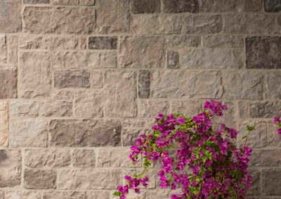 Mur en pierre de parement reconstituée de couleur beige