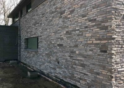 Pan de mur extérieur en pierres reconstituées grises