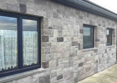 Mur extérieur en pierre reconstituée grise claire