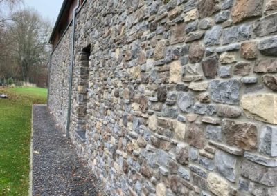 Mur extérieur en pierre reconstituée grise