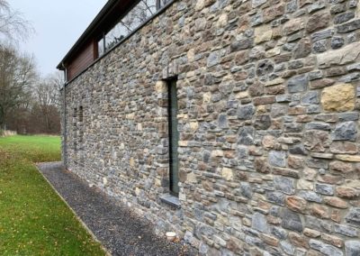 Mur externe en pierre de parement reconstituée grise