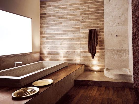 Salle de bain mélant pierres et bois